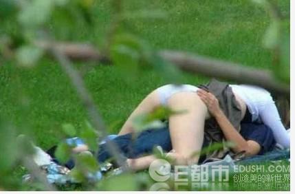 欧美老汉树林偷腥图片：年青人树林偷腥图片(4)(点击浏览下一张趣图)