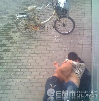 欧美老汉树林偷腥图片：年青人树林偷腥图片(5)(点击浏览下一张趣图)
