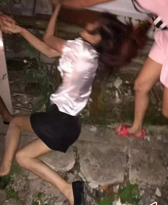 打屁屁家法女孩子超狠图片：体罚女生塞东西(3)(点击浏览下一张趣图)