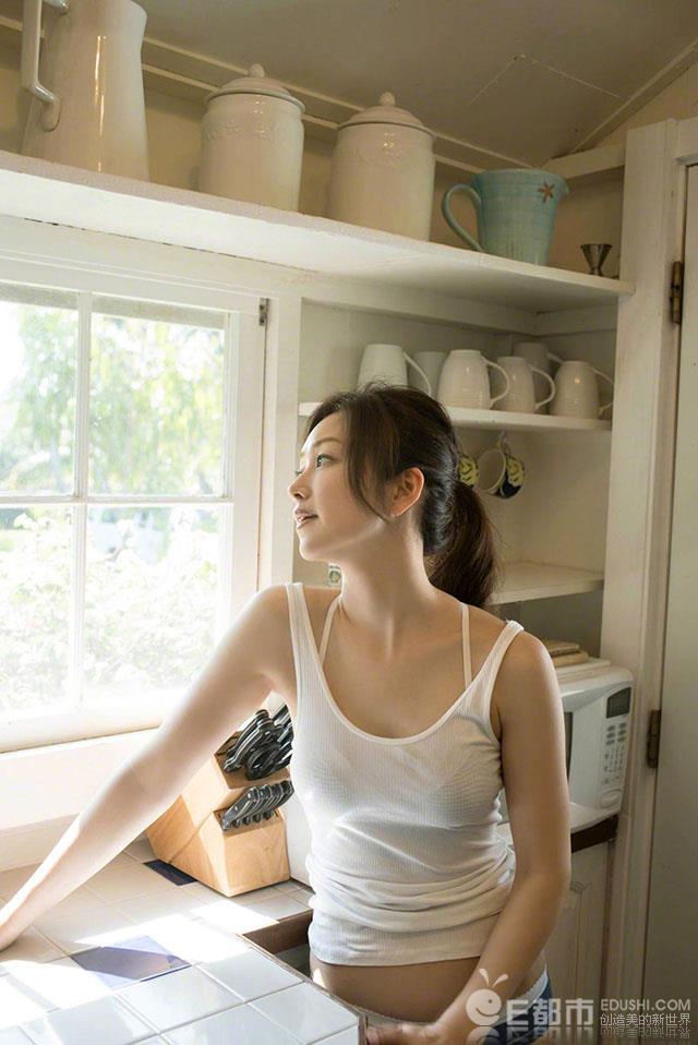 母与子av在线播放：熟女排行榜中榜图片欣赏(6)(点击浏览下一张趣图)