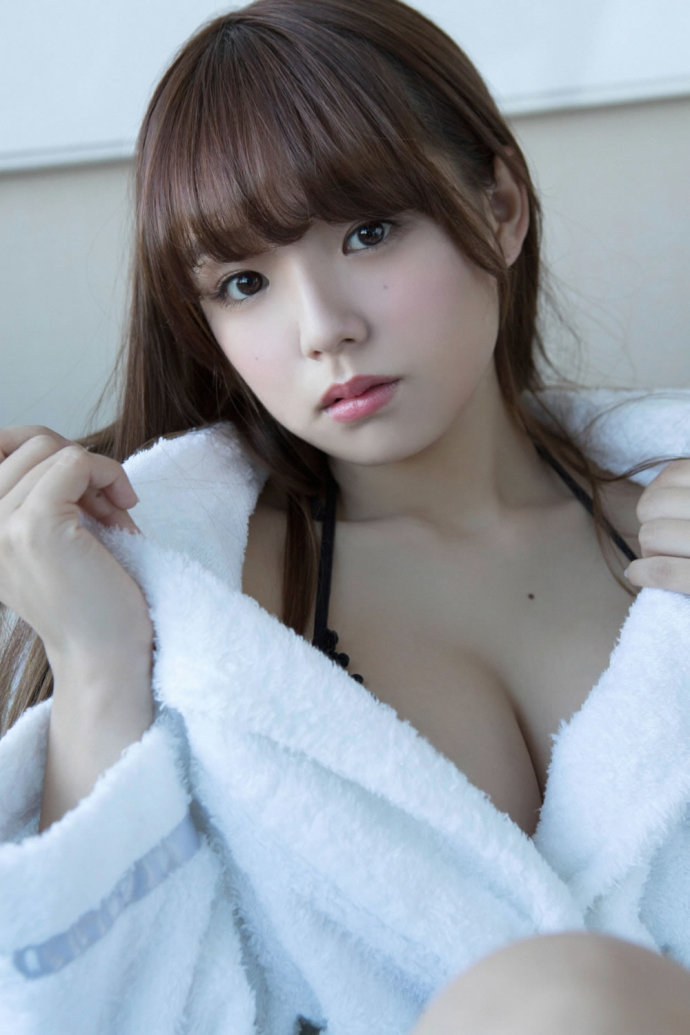 日本童颜巨乳车上换衣图片：筱崎爱aishinozaki视频(4)(点击浏览下一张趣图)
