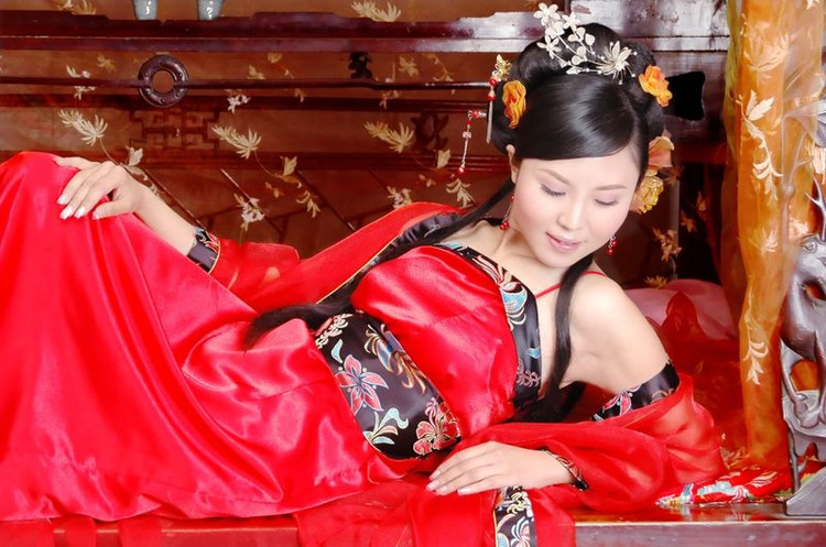 皇上吻妃子穿肚兜图：小说挑开肚兜皇上(3)(点击浏览下一张趣图)