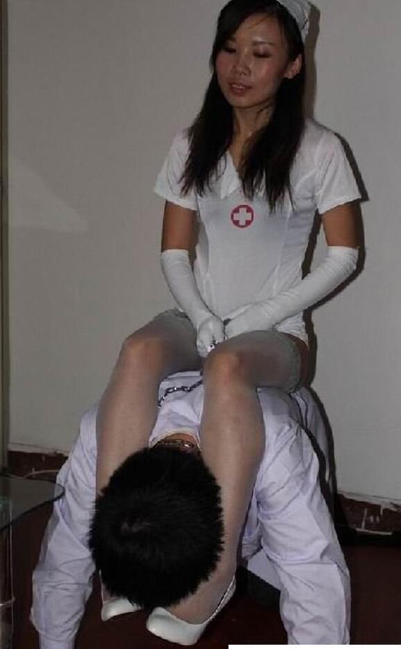 女生玩男生裆部图片：女生抓男生裆部照片(7)(点击浏览下一张趣图)