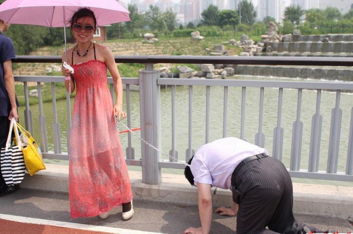 女生玩男生裆部图片：女生抓男生裆部照片(8)(点击浏览下一张趣图)