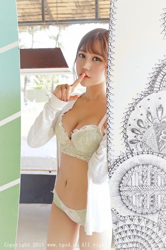 大掌覆上肚兜下的柔软：肚兜夫人奶子(点击浏览下一张趣图)