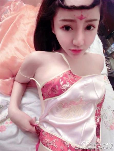 喜欢穿肚兜的女生图片：男主让女主只穿肚兜(2)(点击浏览下一张趣图)