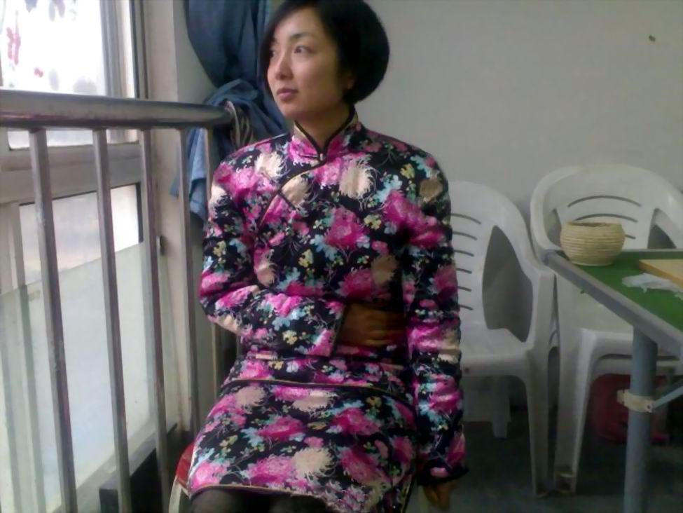 穿大襟缎袄的老年妇女图片(点击浏览下一张趣图)