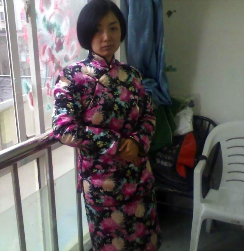 穿大襟缎袄的老年妇女图片(2)(点击浏览下一张趣图)