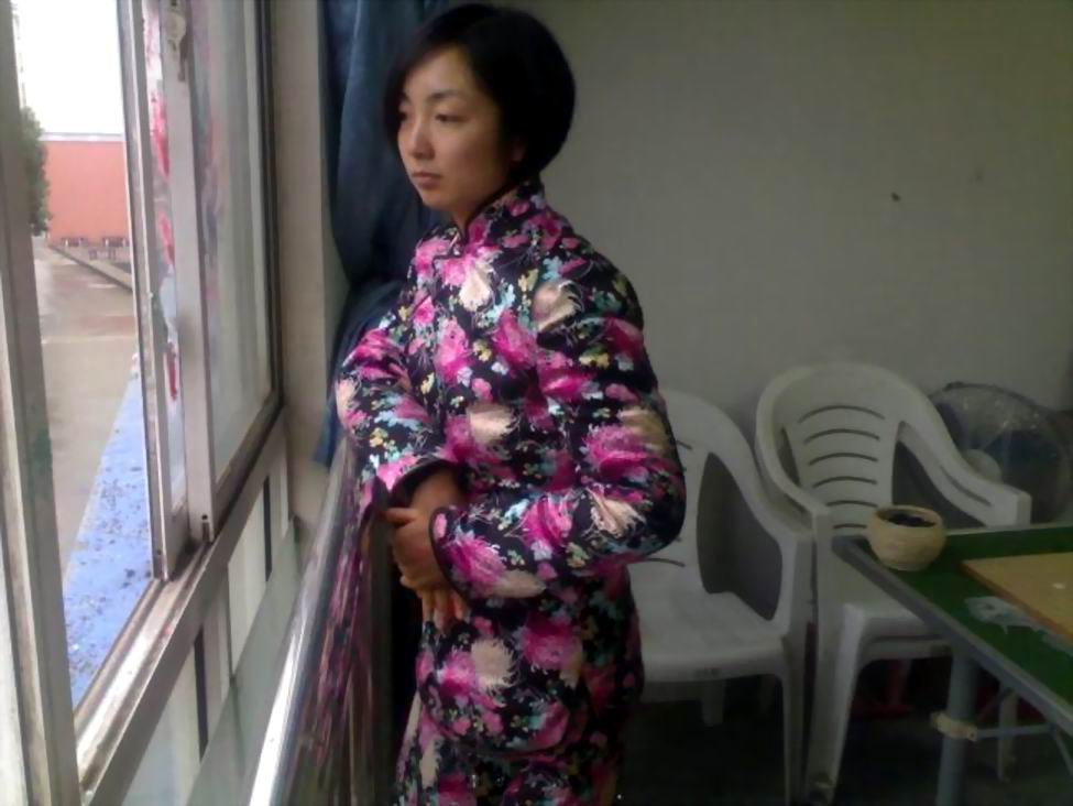 穿大襟缎袄的老年妇女图片(3)(点击浏览下一张趣图)