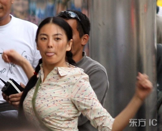 紧身大襟上衣村姑照(点击浏览下一张趣图)