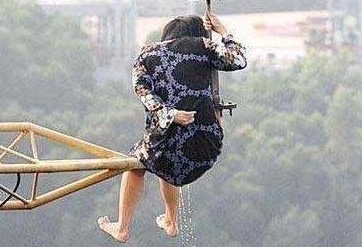 高速尿急女司机图片：高速路上堵车美女尿急(4)(点击浏览下一张趣图)