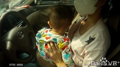 女司机驾车时喂奶图片：女司机没有穿内裤(点击浏览下一张趣图)