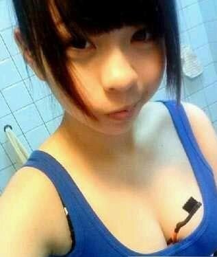 女生腿部中间自拍照片：女生晚上自拍照片(2)(点击浏览下一张趣图)