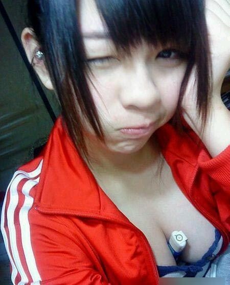 女生腿部中间自拍照片：女生晚上自拍照片(4)(点击浏览下一张趣图)