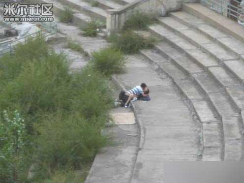 大学生钻草丛打野战图：大凉山亭子打野战图片(点击浏览下一张趣图)