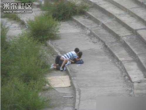 大学生钻草丛打野战图：大凉山亭子打野战图片(3)(点击浏览下一张趣图)