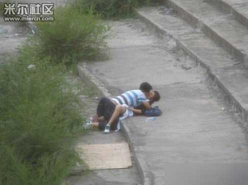 大学生钻草丛打野战图：大凉山亭子打野战图片(7)(点击浏览下一张趣图)