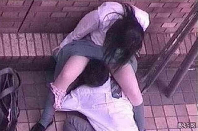 情侣深山野战图：实拍大学情侣不雅视频(3)(点击浏览下一张趣图)