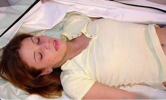 尸检女尸过程图片欣赏：女尸阴护解剖图片大全(3)(点击浏览下一张趣图)