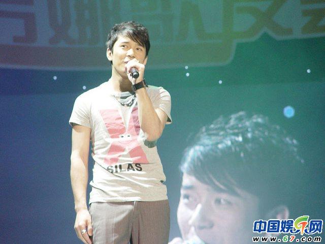 男明星的裤裆开了图：娱乐圈尺寸大的男明星(2)(点击浏览下一张趣图)