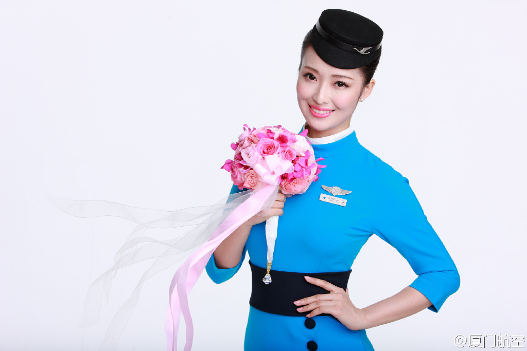 厦门航空空姐制服图片：2016厦航空姐服务图片(4)(点击浏览下一张趣图)