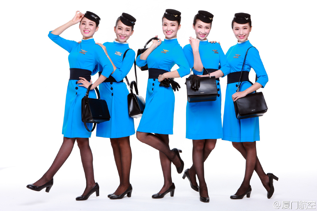 厦门航空空姐制服图片：2016厦航空姐服务图片(7)(点击浏览下一张趣图)