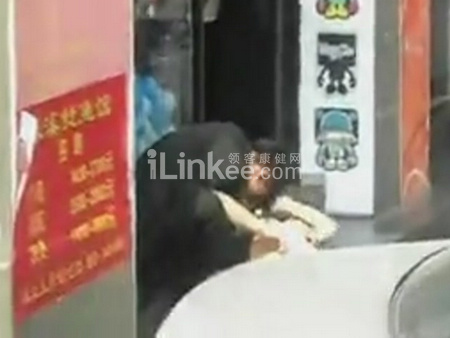 55开吸奶门：吸奶门视频图片男，上海田林吸奶门视频(4)(点击浏览下一张趣图)