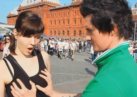 袁单喂男人吃奶图片：男人在怀里吃奶图片(点击浏览下一张趣图)
