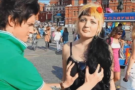 袁单喂男人吃奶图片：男人在怀里吃奶图片(5)(点击浏览下一张趣图)