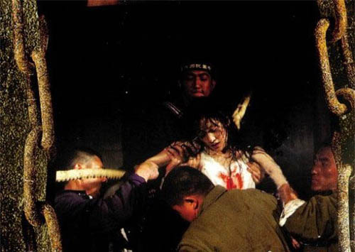 日本审讯女特务阴刑图片：军统女特务受刑(点击浏览下一张趣图)