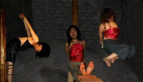 日本审讯女特务阴刑图片：军统女特务受刑(3)(点击浏览下一张趣图)