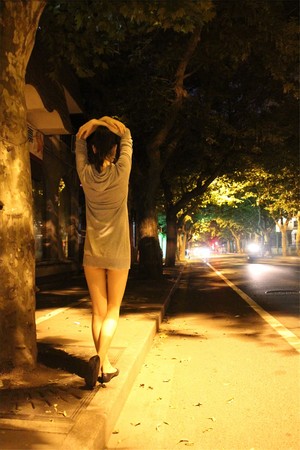 上海外滩豪放女：豪放女坐姿图片(点击浏览下一张趣图)