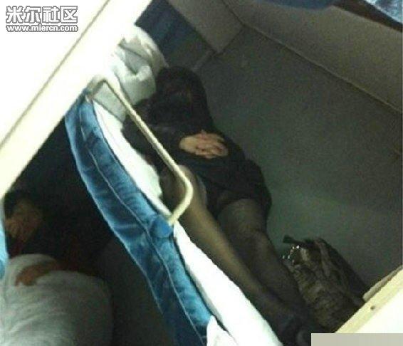 豪放女激情图片集：火车上的豪放女(9)(点击浏览下一张趣图)