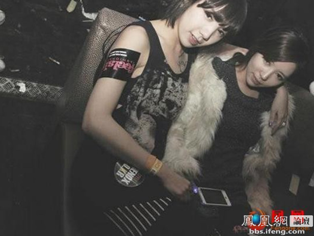 为升职被潜归则图片：制服售楼小姐图片(4)(点击浏览下一张趣图)