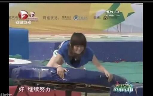 闯关周洋胸衣掉了图片截图：男生女生向前冲看胸罩(2)(点击浏览下一张趣图)