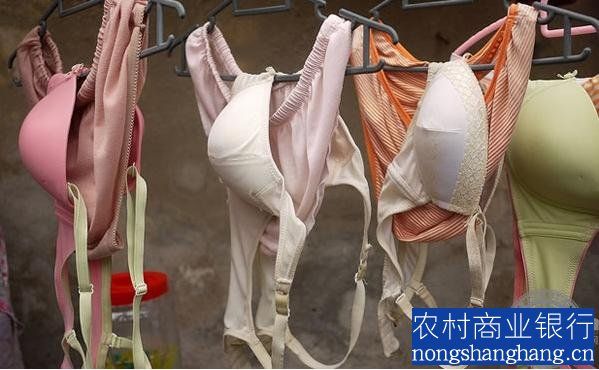 女人穿过的内裤什么味：脏内衣没洗图片(点击浏览下一张趣图)