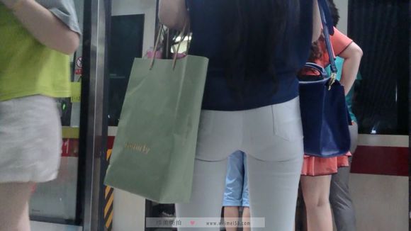 白色紧身裤 地铁 gif：地铁白色裤子女神(2)(点击浏览下一张趣图)