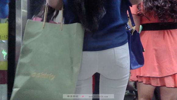 白色紧身裤 地铁 gif：地铁白色裤子女神(4)(点击浏览下一张趣图)