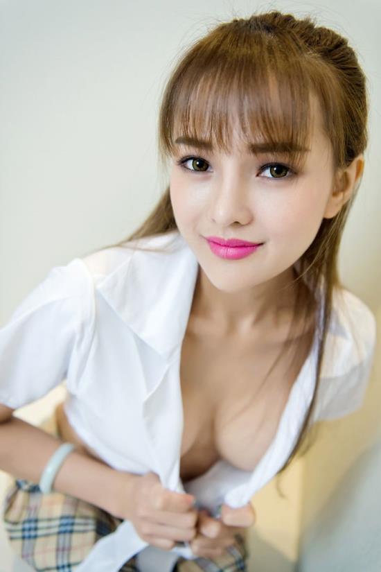 亚洲妹大香蕉网综合图片：亚洲妹子挑战丁丁30cm(2)(点击浏览下一张趣图)