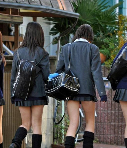 女生校服有内裤轮廓图：穿夏天校服内衣能看到(5)(点击浏览下一张趣图)