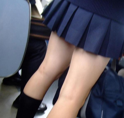 女生校服有内裤轮廓图：穿夏天校服内衣能看到(6)(点击浏览下一张趣图)