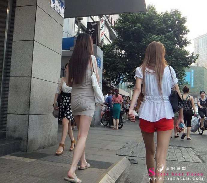 露出内裤轮廓图：女小学生漏出内裤轮廓(4)(点击浏览下一张趣图)