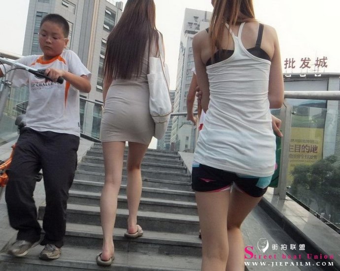 露出内裤轮廓图：女小学生漏出内裤轮廓(6)(点击浏览下一张趣图)
