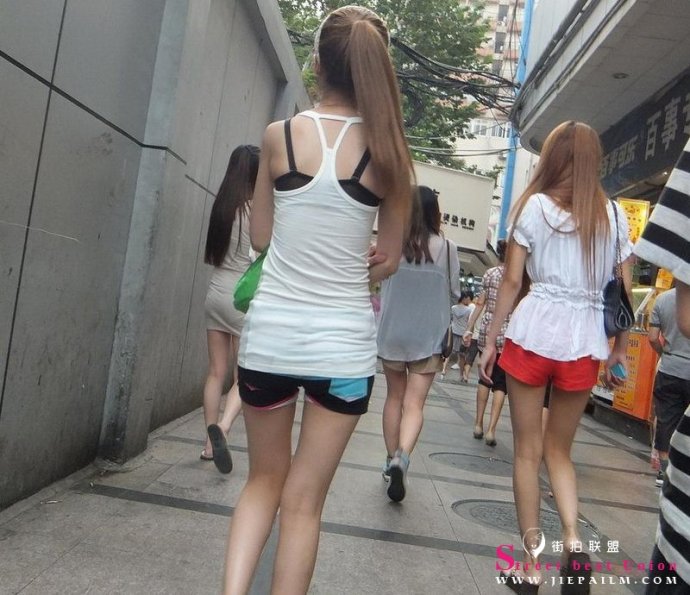 露出内裤轮廓图：女小学生漏出内裤轮廓(7)(点击浏览下一张趣图)