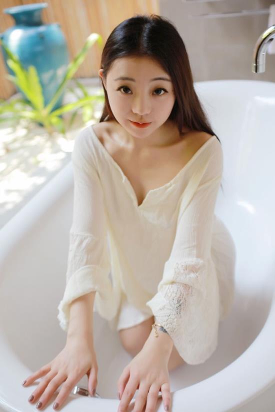 乳模刘莲莲人体写真：中国四大乳模图片(2)(点击浏览下一张趣图)