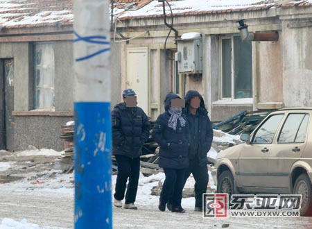 公园老头乐一次10元：农村老头恋老老头图片(4)(点击浏览下一张趣图)