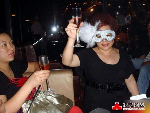 小说将夜帮富婆修马桶：我给富婆修了个马桶(4)(点击浏览下一张趣图)