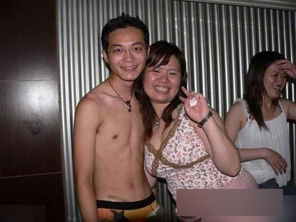 女s男m颜骑图片：女s颜骑图片小说颜面骑乘(2)(点击浏览下一张趣图)