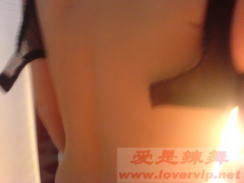 如何一秒钟内解开mm的胸罩：如何快速解开内衣扣图(8)(点击浏览下一张趣图)