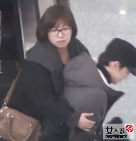 赵雅琳摸kris那儿图：exo经纪人赵雅琳非礼照(点击浏览下一张趣图)